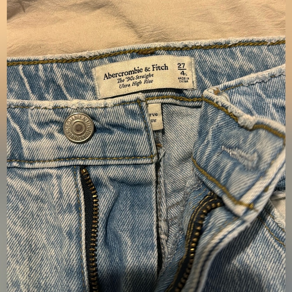 Selling a bundle of 9 pairs of jeans all without 26-28.